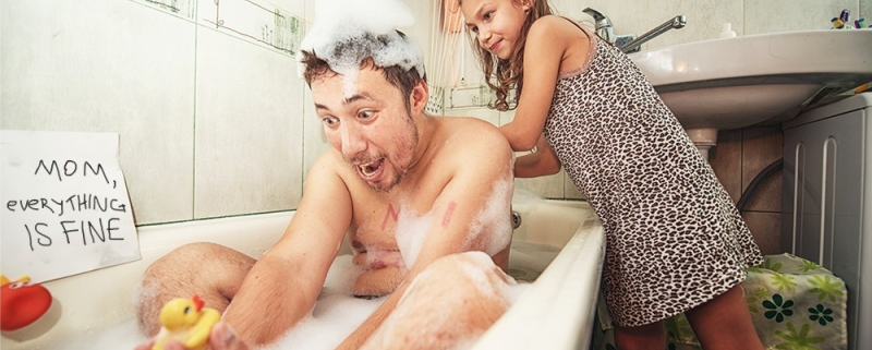 Os pais podem tomar banho junto com os filhos? Até que idade?